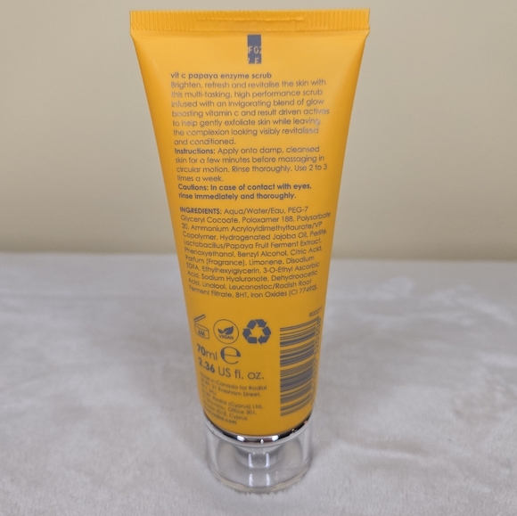 Rodial Vit C Papaya Enzyme Scrub Brighten and Renew - Picture 3 of 5